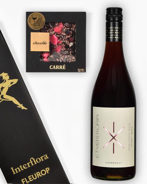 Gift bag with Pinot noir by Etyeki Kúria and ChocoMe "Cabernet franc" chocolate bar