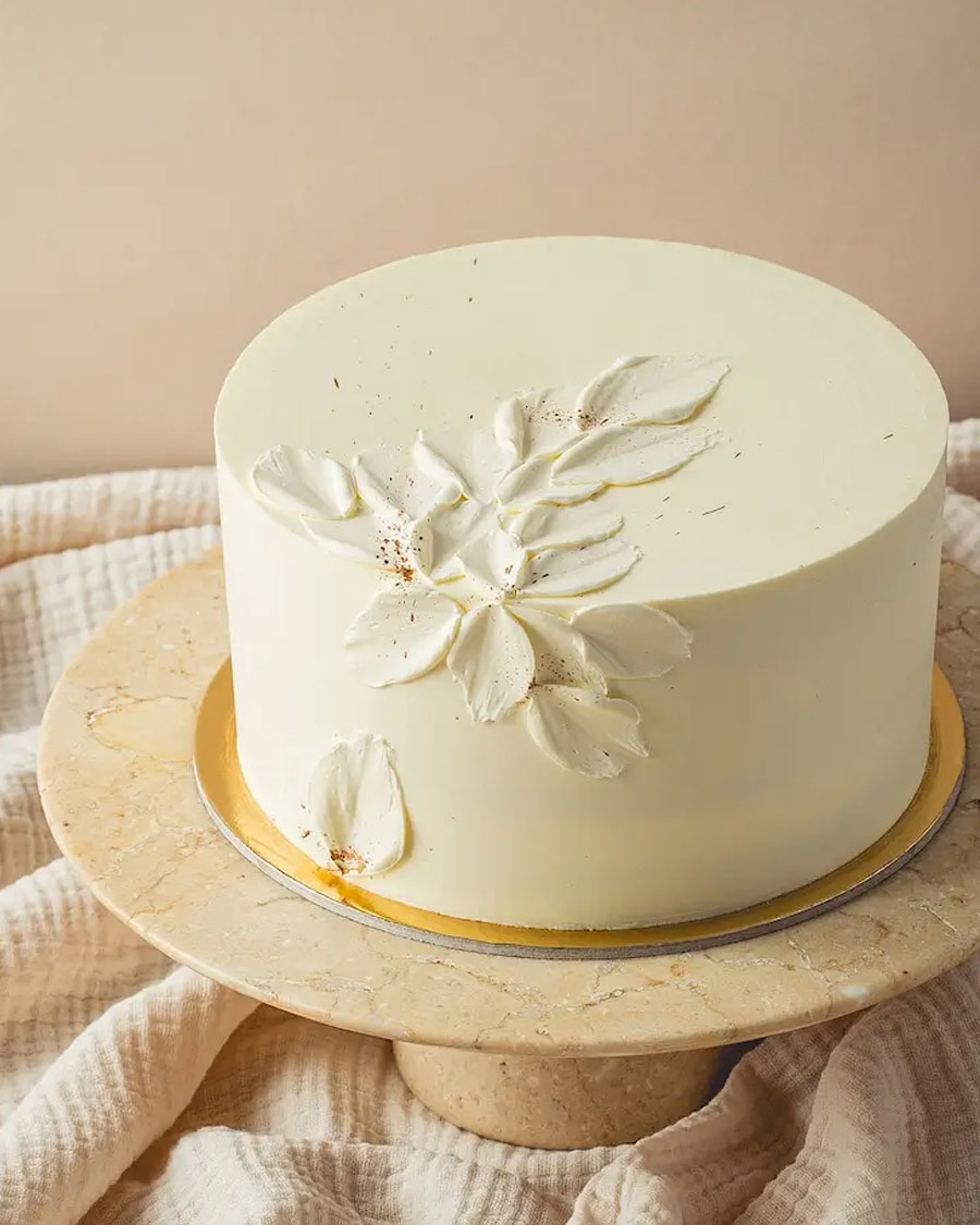 Pistachio and black currant cake