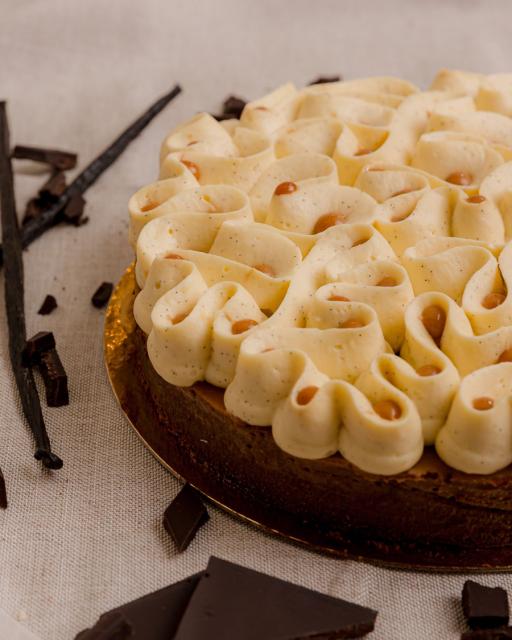 Étcsokoládé, sós karamell, vanília torta (lisztmentes)