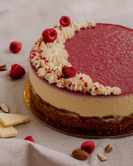 Málna, fehércsoki, mandula torta (lisztmentes)
